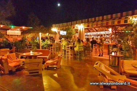 Vita notturna a Santorini - bar di Perissa
