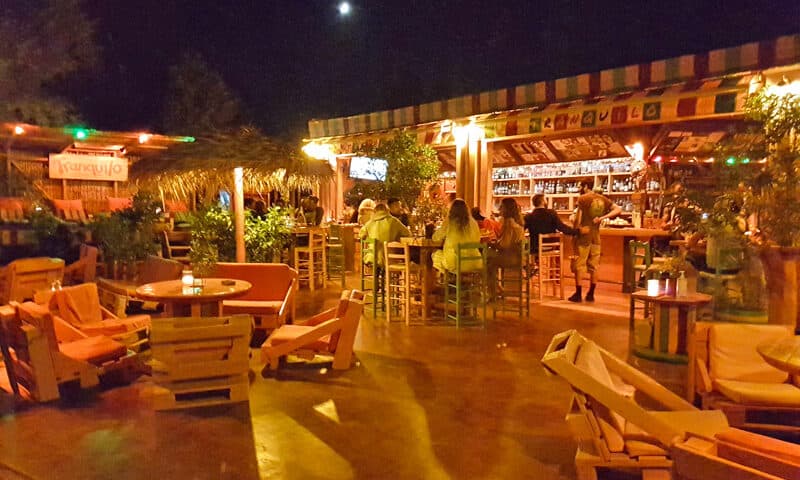 Vita notturna a Santorini - bar di Perissa