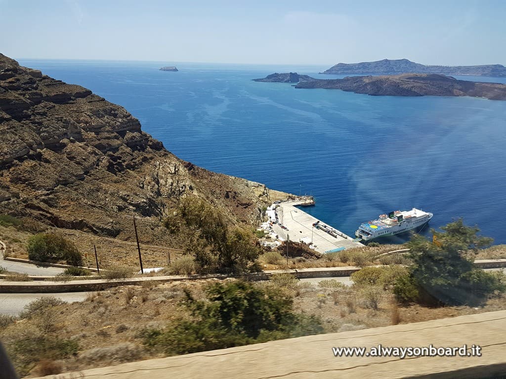 Strada per il porto di Santorini
